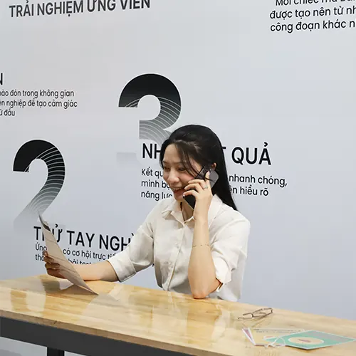 Nhân viên nhân sự gọi điện báo kết quả
