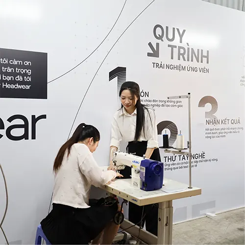 Ứng viên thử tay nghề trên máy may