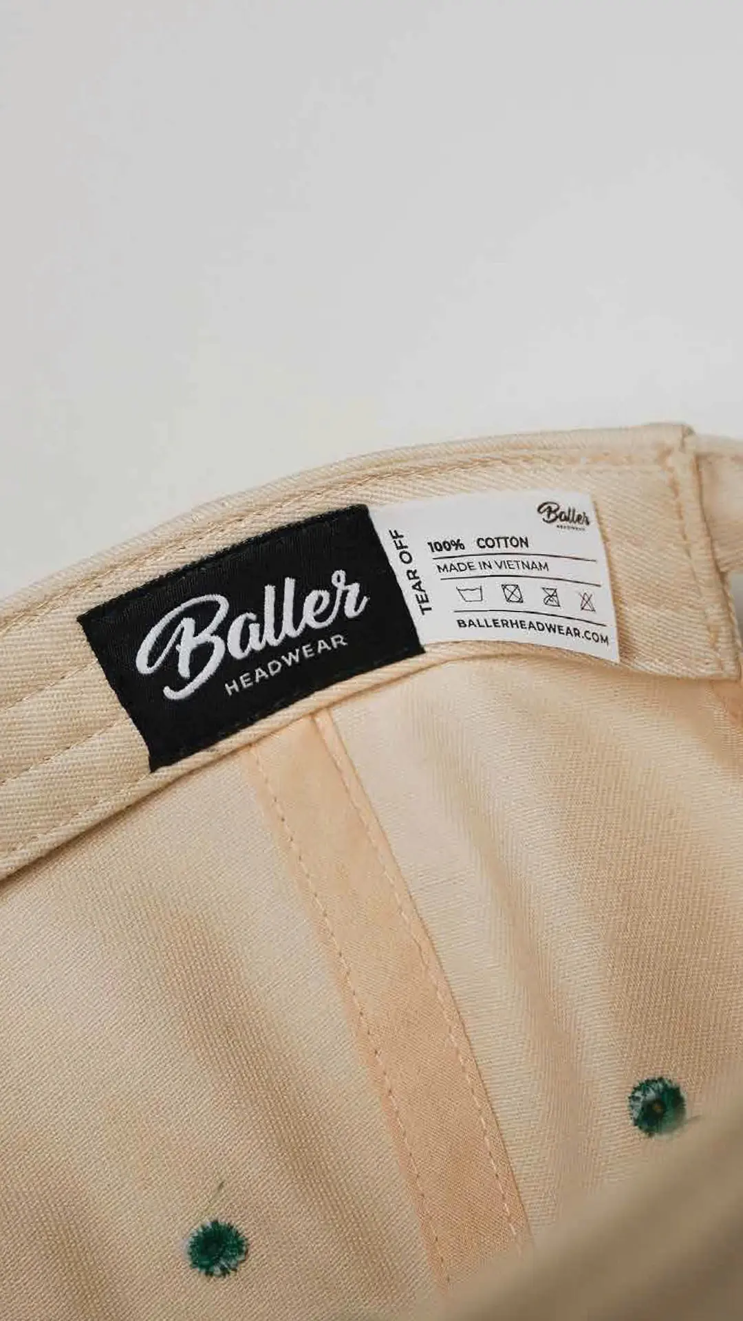 Nhãn dệt Baller Headwear trên mũ